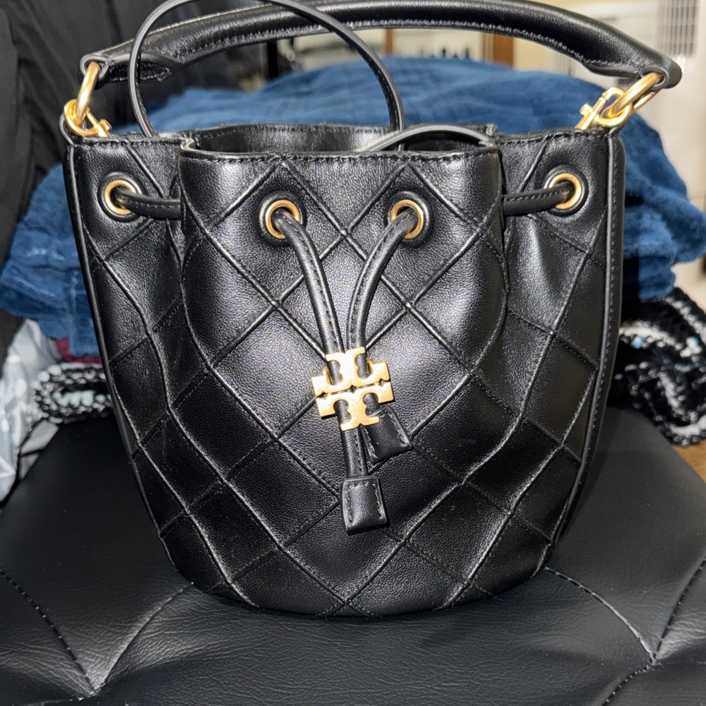 AUTHENTIC 🖤💛Tory Burch Black Bucket Quilted Mini Bag. Excellent condition